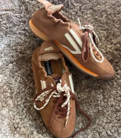 Puraai 6.02 PANTHER LION*Femme Baskets